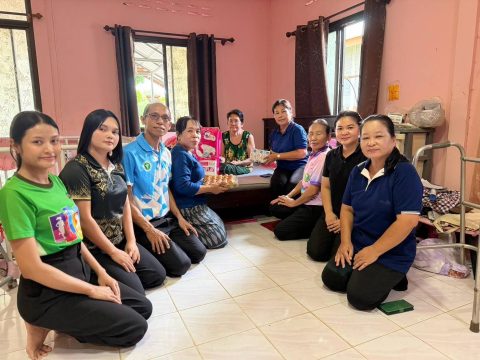 ลงพื้นที่เยี่ยมผู้สูงอายุที่มีภาวะพึ่งพิง มอบ ผ้าอ้อมสำเร็จรูป นม ไข่ ร่วมกับโรงพยาบาลส่งเสริมสุขภาพตำบลในเขตพื้นที่ตำบลเหล่าพัฒนา